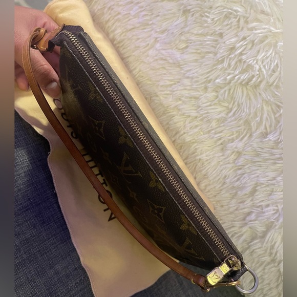 Pre-Loved Authentic LOUIS VUITTON Pochette Accessoires Monogram - Picture 10 of 11